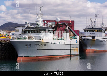 GRINDAVIK, ISLANDE - bateaux de pêche amarrés au port de la ville dans le sud-ouest de l'Islande. Banque D'Images
