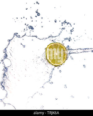 La chaux dans l'eau de pulvérisation. lime concombre avec splash sur arrière-plan Banque D'Images