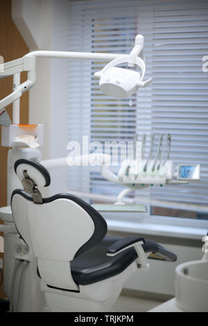 Fauteuil patient et l'équipement dans le cabinet dentaire Banque D'Images