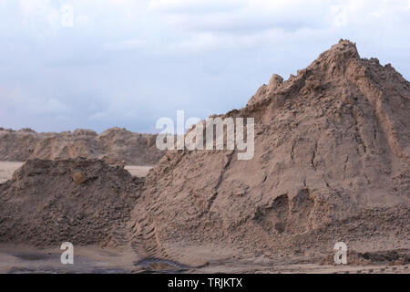 Des tas de sable de construction extrait dans une carrière Banque D'Images