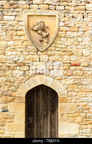 Partie du portier, avec un soulagement d'un lion qui dépasse la porte, le château de Featherstone, Northumberland Banque D'Images