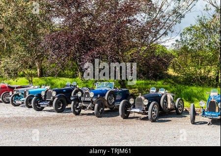 Bantry, West Cork, Irlande. 6ème de la Juine, 2019. La Bugatti Owners Club est en Irlande cette semaine pour son rallye international annuel, proposant 100 Bugatti vintage's. Après le déjeuner dans le West Lodge Hotel, les voitures se dirigeait vers la Mizen Head. Bugatti étaient alignés à Bantry House & Gardens. Credit : Andy Gibson/Alamy Live News.. Banque D'Images