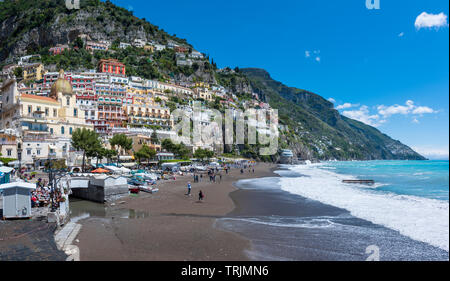 Méditerranée et la plage de Marina Grande plage principale à Positano sur la côte amalfitaine de la Campanie dans le sud de l'Italie Banque D'Images