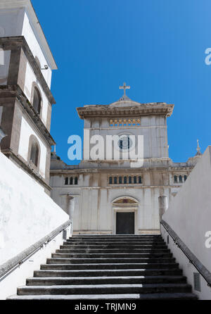 Étapes menant à l'église de Santa Maria Assunta à Positano Banque D'Images