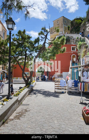 Boutiques de vêtements et de tourisme dans la Via del Saraceno dans le quartier à la station italienne de Positano sur la côte amalfitaine de la Campanie dans le sud de l'Italie Banque D'Images