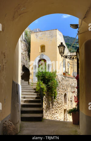 Maisons colorées traditionnelles étapes italienne raide, des arches et des ruelles étroites typiques de Positano sur la côte amalfitaine de la Campanie dans le sud de l'Italie Banque D'Images