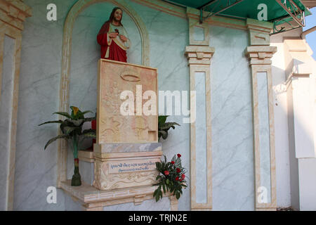 Autel dans l'église du sacré-coeur à vientiane (Laos) Banque D'Images