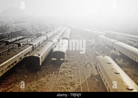 Les trains stationnés à la gare au Myanmar Banque D'Images