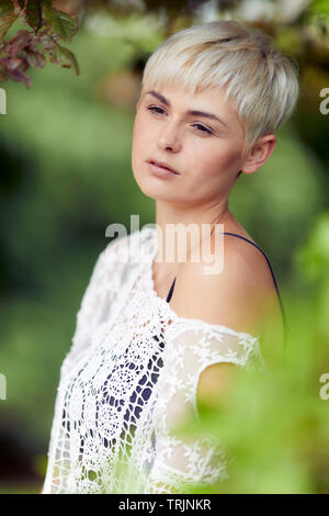 Thoughtful woman outdoors Banque D'Images