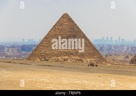 Caravane de chameaux avec Touristes devant les grandes pyramides de Giza, Egypte Banque D'Images