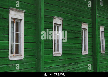 Rangée de fenêtres sur un mur en bois peint vert Banque D'Images