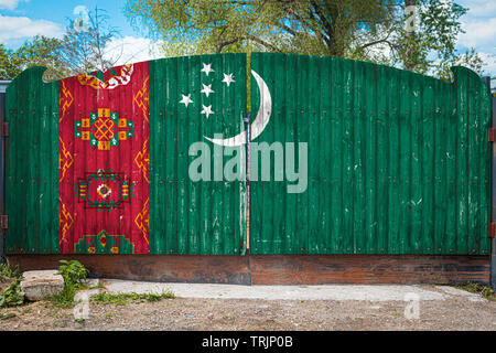 Close-up du drapeau national du Turkménistan sur une barrière en bois à l'entrée du territoire fermé un jour d'été. Le concept de stockage de bonne Banque D'Images