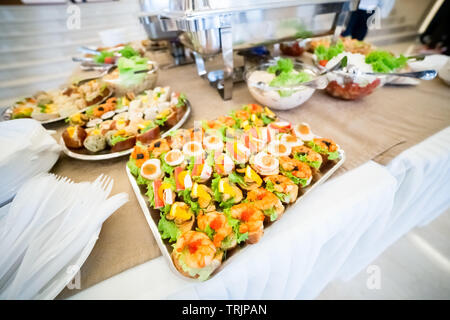 Canape apéritif avec des crevettes et des moules sur table du buffet. Banque D'Images