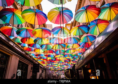 Parasols colorés dans le ciel du passage de Victoria, dans le centre-ville de Bucarest, Roumanie Banque D'Images