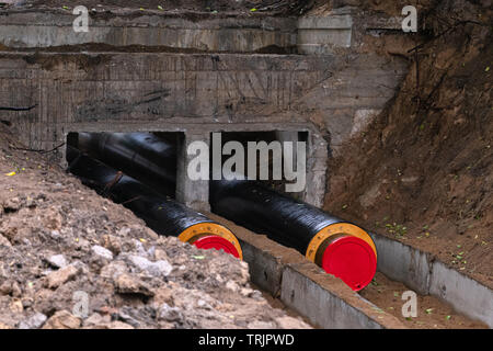 De nouvelles canalisations d'eau étant prévue en profondeur dans le sol. Site de construction, la conduite d'eau principale dans le fossé Banque D'Images