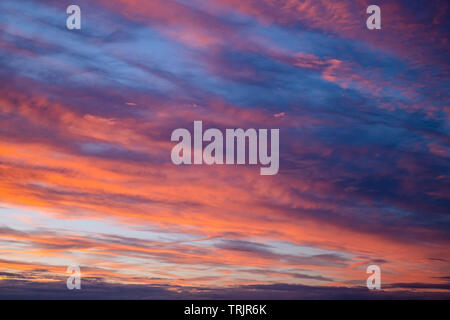 Ciel coucher de soleil spectaculaire panorama avec burning nuages de fond coloré. Toile de cloudscape idyllique à l'aube. Nuage majestueux paysage. Banque D'Images