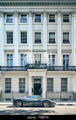 Ferrari garées en face d'une propriété résidentielle de luxe à Bayswater, Londres. Banque D'Images