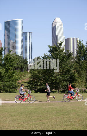 Le point de vue de la ligne d'horizon gratte-ciel de Houston de Buffalo Bayou. Le Bayou est utilisé par les randonneurs, les cyclistes et les personnes garder l'ajustement. Banque D'Images