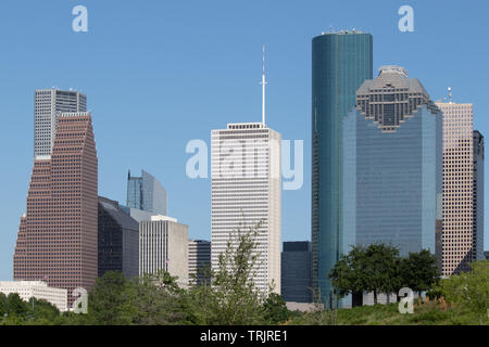 Le point de vue de la ligne d'horizon gratte-ciel de Houston de Buffalo Bayou. Le Bayou est utilisé par les randonneurs, les cyclistes et les personnes garder l'ajustement. Banque D'Images