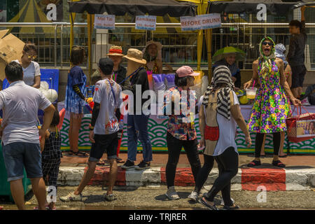 PATTAYA, THAÏLANDE - AVRIL 19,2019:Beachroad womwn thaïlandais ont été vendant des boissons aux gens, qui célébraient le dernier jour de Songkran. Banque D'Images