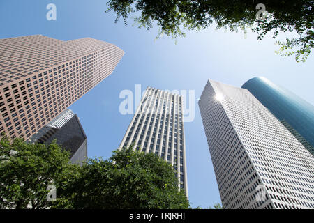 Battant pavillon américain entouré de gratte-ciel de haute élévation à Houston Texas, USA. Banque D'Images