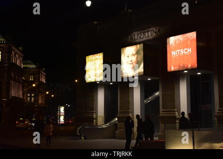 Photo de personnes debout à l'entrée du musée Albertina à Vienne Autriche pendant la nuit Banque D'Images