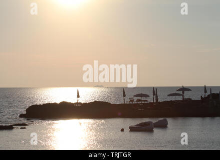 Incroyables de Punta della THÉRAPIE de JING plage au coucher du soleil dans le Salento, Italie, destination de voyage important de la mer ionienne Banque D'Images