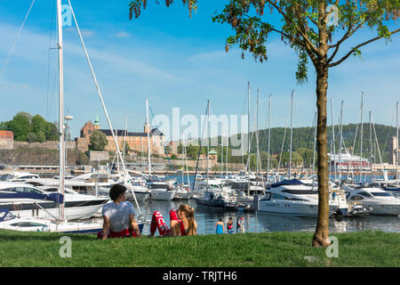 Marina vue d'Oslo, à l'été de yachts et bateaux amarrés dans la marina de Port-ville d'Oslo (Norvège), Aker Brygge. Banque D'Images