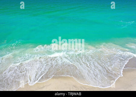 Photo aérienne de l'Océan arrivant sur la plage de l'île d'Anna Maria Banque D'Images