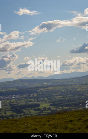 Photographie de paysage gallois Clwydian la chaîne de montagnes dans le Nord du Pays de Galles à l'extérieur, vers Moel Famaua, Snowdonia et Snowdon Banque D'Images