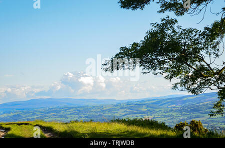 Photographie de paysage gallois Clwydian la chaîne de montagnes dans le Nord du Pays de Galles à l'extérieur, vers Moel Famaua, Snowdonia et Snowdon Banque D'Images