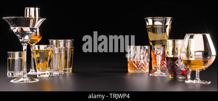 Des boissons alcoolisées, des verres et des verres, en présence de whisky, vodka, rhum, tequila, brandy, cognac. sur dark old fond avec selectiv Banque D'Images