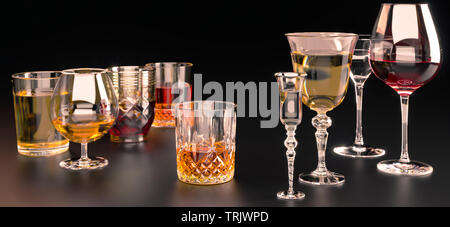 Des boissons alcoolisées, des verres et des verres, en présence de whisky, vodka, rhum, tequila, brandy, cognac. sur dark old fond avec selectiv Banque D'Images