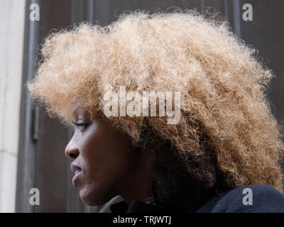 Le modèle noir avec les cheveux bouclés naturels blonde en dehors du franc-maçon Hall at London Fashion Week Automne Hiver 2019. Banque D'Images