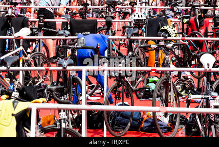 1er juin 2019 - Rangées de bicyclettes en attente de concurrents à un changement plus de point à l'événement tenu au triathlon de Blenheim Palace, Oxfordshire, UK Banque D'Images