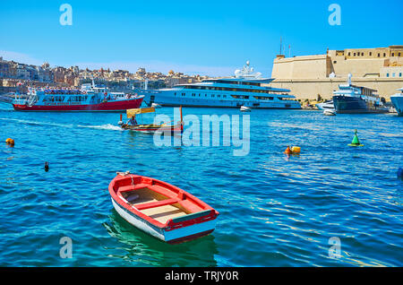 Sliema, Malte - 19 juin 2018 : le plaisir fait le voyage en bateau le long du port de Gand de La Valette, flottant à Fort Saint Angelo de Birgu, le 19 juin Banque D'Images