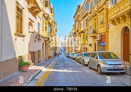 Sliema, Malte - 19 juin 2018 : Victoria street est l'une des plus longues artères de la haute ville L-Isla, le 19 juin à Sliema. Banque D'Images