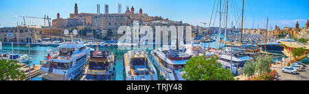 BIRGU, MALTE - 19 juin 2018 : Panorama de Vittoriosa marina avec des yachts de luxe, des petits bateaux à moteur et de la ville fortifiée de Senglea sur l'arrière-plan, Banque D'Images
