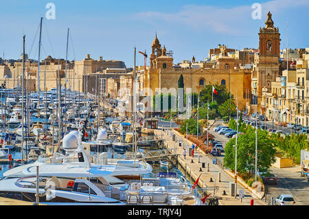 BIRGU MALTE - Juin 19, 2018 : regarder la promenade du bord de mer et de l'habitation en pierre médiévale la ville colline, donnant sur la marina et remparts de Vittoriosa Banque D'Images