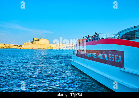 La Valette, MALTE - 19 juin 2018 : Le public ferry offre intéressantes visites de La Valette à Birgu, les gens apprécient les sites et de l'architecture de la ville médiévale Banque D'Images