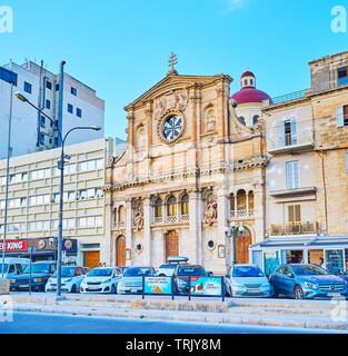 SLIEMA, MALTE - 19 juin 2018 : La façade sculptée de l'église paroissiale de Jésus de Nazareth, située dans promenade du resort, le 19 juin à Slie Banque D'Images