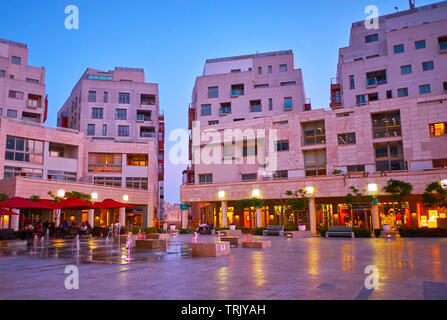 SLIEMA, MALTE - 19 juin 2018 : Visite de Tigne Point moderne centre commercial, y compris les cafés et restaurants de Nice, situé dans la ville pittoresque de square, le 19 juin Banque D'Images