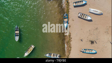 Botes de pesca a la orilla de la playa. Bateaux de pêche sur la rive de la plage. Vue aérienne de la communauté de Punta Chueca où la population de l'ethnie Seri vit. Punta Chueca, dans Socaaix la Seri langue, est une localité de l'état Mexicain de Sonora. Il est situé à environ 20 kilomètres au nord de la ville de Bahía de Kino, étant un port dans le golfe de Californie, Punta Chueca est le point du continent le plus proche de Isla Tiburón, à partir de laquelle il n'est séparé que par le del Estrecho El Infiernillo. (Photo : Luis Gutierrez) Vista Aérea de la comunidad de Punta Chueca donde vive la pobl Banque D'Images