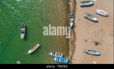 Botes de pesca a la orilla de la playa. Bateaux de pêche sur la rive de la plage. Vue aérienne de la communauté de Punta Chueca où la population de l'ethnie Seri vit. Punta Chueca, dans Socaaix la Seri langue, est une localité de l'état Mexicain de Sonora. Il est situé à environ 20 kilomètres au nord de la ville de Bahía de Kino, étant un port dans le golfe de Californie, Punta Chueca est le point du continent le plus proche de Isla Tiburón, à partir de laquelle il n'est séparé que par le del Estrecho El Infiernillo. (Photo : Luis Gutierrez) Vista Aérea de la comunidad de Punta Chueca donde vive la pobl Banque D'Images