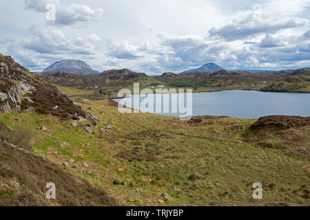 Paysage des Highlands écossais avec des montagnes s'élevant au-dessus de Loch Torridon et maisons de ferme isolée parmi les graminées et Heather d'or Banque D'Images