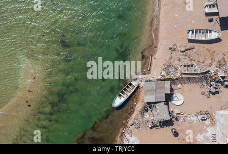 Botes de pesca a la orilla de la playa. Bateaux de pêche sur la rive de la plage. Vue aérienne de la communauté de Punta Chueca où la population de l'ethnie Seri vit. Punta Chueca, dans Socaaix la Seri langue, est une localité de l'état Mexicain de Sonora. Il est situé à environ 20 kilomètres au nord de la ville de Bahía de Kino, étant un port dans le golfe de Californie, Punta Chueca est le point du continent le plus proche de Isla Tiburón, à partir de laquelle il n'est séparé que par le del Estrecho El Infiernillo. (Photo : Luis Gutierrez) Vista Aérea de la comunidad de Punta Chueca donde vive la pobl Banque D'Images