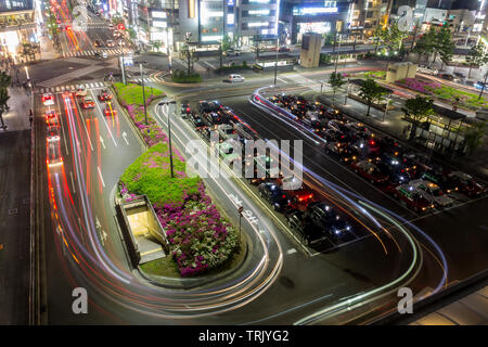 KYOTO, JAPON - 04 mai 2019 : Taxi à la gare principale de Kyoto, Japon, longue exposition libre avec des sentiers de lumières colorées. Banque D'Images