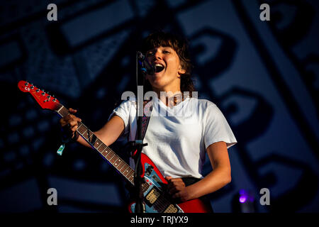 La chanteuse australienne, auteur-compositeur et musicien, Courtney Barnet, est vu en live à l'étape au cours de nos Primavera Sound Festival 2019 s'est tenue à Porto, Portugal. Banque D'Images