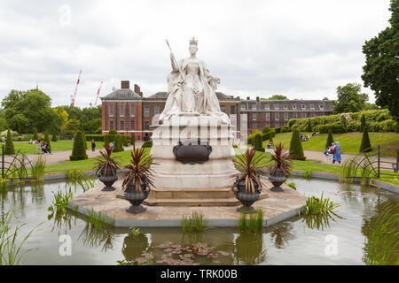 Kensington Palace et statue de la reine Victoria, les jardins de Kensington, Londres, Angleterre, Royaume-Uni. Banque D'Images