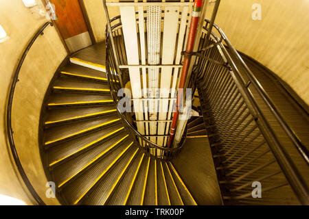 Escalier en spirale à la station de métro Queensway, Londres, Angleterre, Royaume-Uni. Banque D'Images